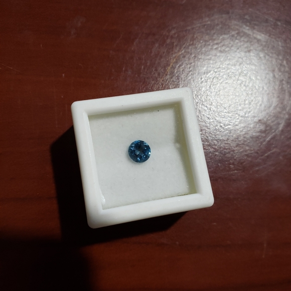 Topaz Gemstone - Picture 1 of 3